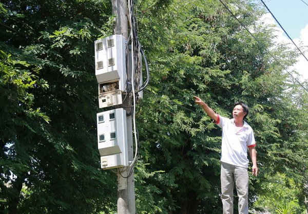 Hàng chục hộ dân ở thôn 1 phải sử dụng chung 1 đồng hồ điện kéo từ tỉnh Gia Lai