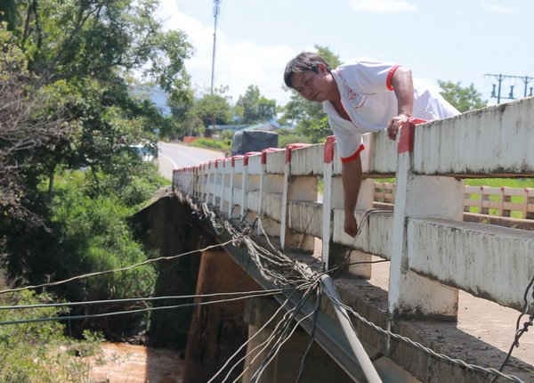 Việc kéo dây điện qua gầm cầu thường xuyên bị ngập nước vào mùa mưa tiềm ẩn nhiều nguy cơ mất an toàn