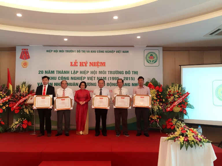 Thứ trưởng Phan Thị Mỹ Linh trao bằng khen cho các đơn vị thuộc Hiệp hội MTĐT&KCN Việt Nam
