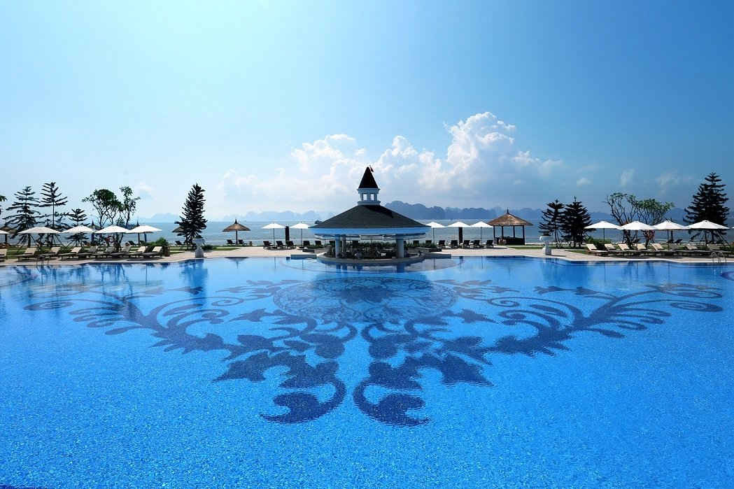 Vinpearl Hạ Long Bay Resort có vị trí đắc địa cạnh Vịnh Hạ Long