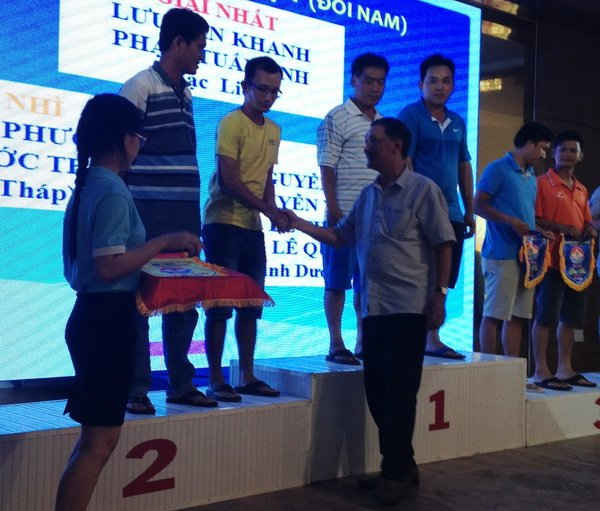 Thay mặt Ban tổ chức, ông Phan Văn Việt, đại diện Bộ Tài nguyên và Môi trường khu vực phía Nam trao giấy khen, cúp cho các vận động viên đạt giải nhất, nhì, ba môn quần vợt đôi nam.