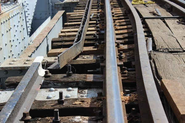 Xà lan đâm cầu Bình Lợi đã đường ray xe lửa tuyến Bắc-Nam bị lệch khoảng 25 cm so với thiết kế ban đầu, nhiều thanh rằng bằng gỗ của cầu bị gãy, tàu hỏa không thể di chuyển qua khu vực cầu được.