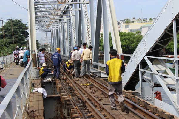Cầu Bình Lợi tiếp tục được sửa chữa nhằm khôi phục hiện trạng của tuyến đường ray trở về vị trí ban đầu. 
