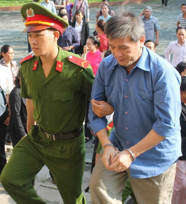 Dương Thanh Cường nay bị VKS đề nghị 2 án tù chung thân, “khổ chủ nợ” Trầm Bê cũng đang rời Sacombank để “tích cực thu hồi công nợ” . 