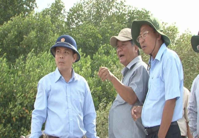 Ông Nguyễn Văn Thể - Ủy viên dự khuyết Trung ương Đảng, Bí thư Tỉnh ủy Sóc Trăng (bìa trái) khảo sát tình hình thiệt hại do triều cường ở Cù Lao Dung.