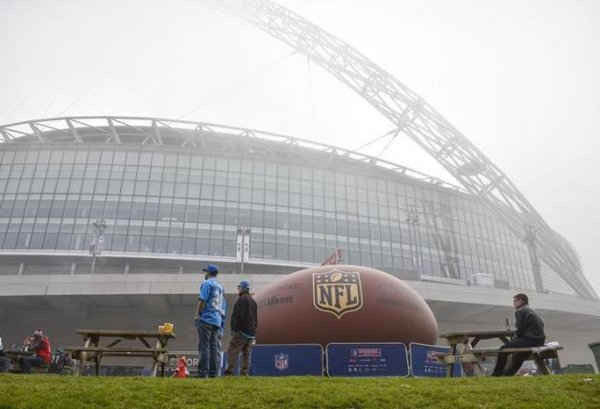  Một lớp sương mù dày đặc bao phủ Wembley Arch trước trận đấu giữa Detroit Lions và Kansas City Chiefs tại sân vận động Wembley. Ảnh chụp ngày 1/11/2015 ở London, Vương quốc Anh.