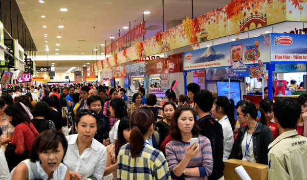 Trung tâm thương mại Aeon Mall mở của thu hút đông đảo người dân Thủ đô tới tham quan, mua sắm