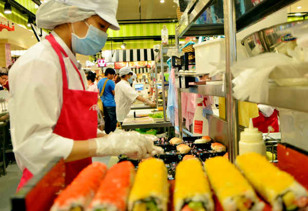 Sushi được các đầu bếp làm ngay tại quầy bán hàng
