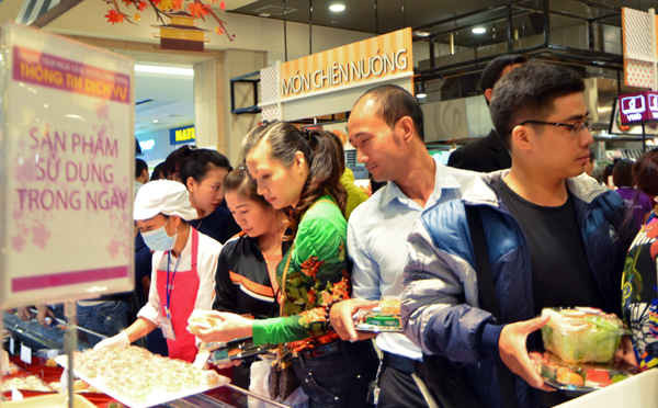 Sushi sản phẩm sử dụng trong ngày cho nên quầy bán hàng lúc nào cũng đông