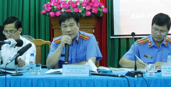 Ông Lê Đức Xuân (giữa) - Viện trưởng VKSND tỉnh Bình Phước chủ trì họp báo. 