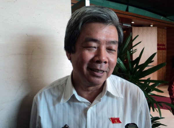 Trả lời báo chí bên hành lang Quốc hội ngày 04/11, ông Hà Minh Huệ cho rằng: Nhà báo phải tuân thủ đạo đức nghề nghiệp