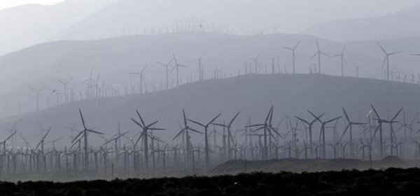 Hình ảnh máy phát điện tuabin gió trong Desert Hot Springs, California vào ngày 11/7/2011. Ảnh: Reuters/Mario Anzuoni