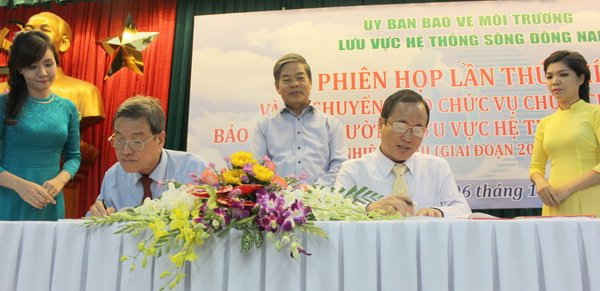 Bộ trưởng Nguyễn Minh Quang chứng kiến Lễ ký kết chuyển giao chức vụ Chủ tịch Uỷ ban BVMT sông Đồng Nai từ ông Trần Văn Nam (bên phải) sang ông Đinh Quốc Thái 