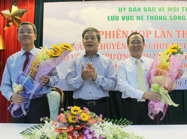 Bộ trưởng Nguyễn Minh Quang tặng hoa chúc mừng cho nguyên và tân Chủ tịch Uỷ ban BVMT sông Đồng Nai. 