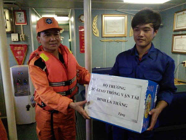 Trao quà của Bộ trưởng Bộ GTVT Đinh La Thăng động viên thuyền viên gặp nạn. 