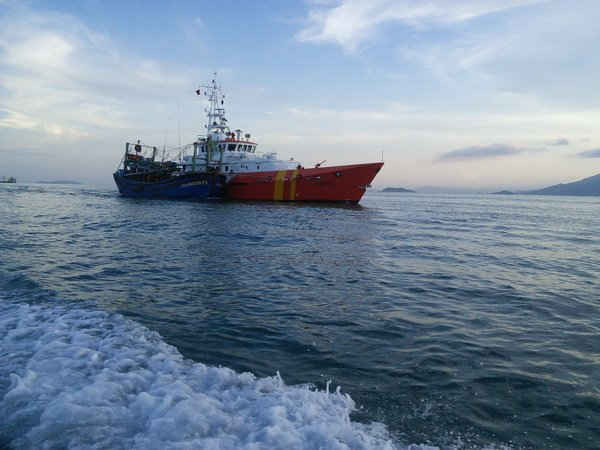 Tàu cứu hộ SAR 412 đưa tàu BĐ 96652 TS cùng toàn bộ 7 ngư dân bị nạn về bờ. 