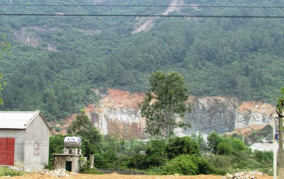 Mỏ đá Hoàng Hà chỉ nằm ở khoảnh cách nhà dân khoảng 300m