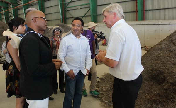 Ông Kevin Moore – Giám đốc điều hành VWS (bên phải) hướng dẫn đoàn tham quan nhà máy sản xuất phân compost trong Khu liên hợp 