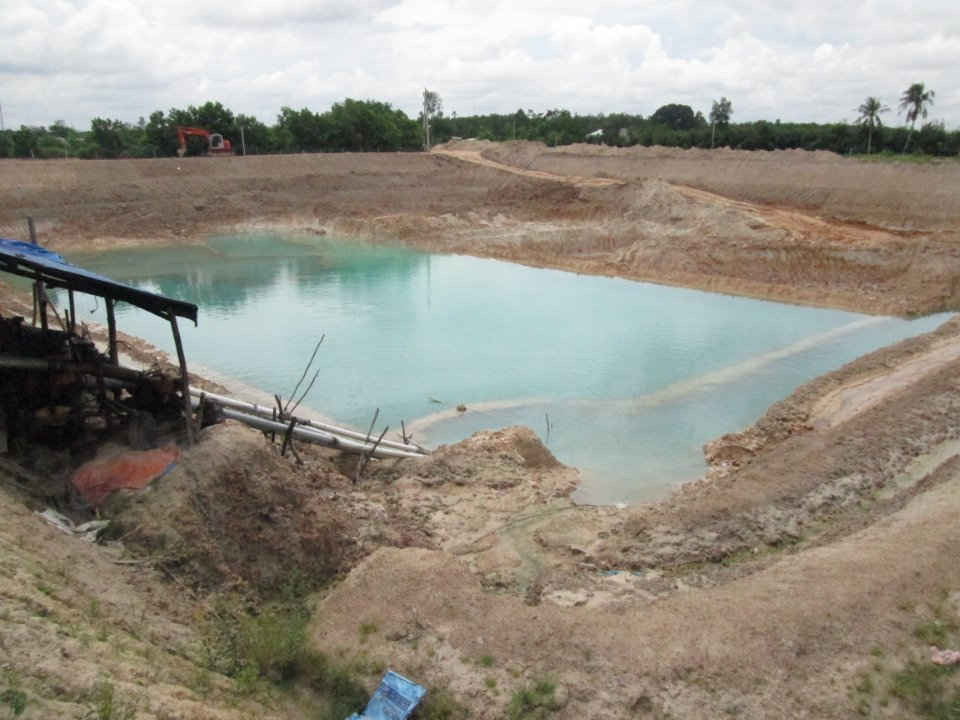 Hầm đất khai thác vượt độ sâu của Công ty Quốc Anh tại ấp Bình Phong, xã Trí Bình, huyện Châu Thành.
