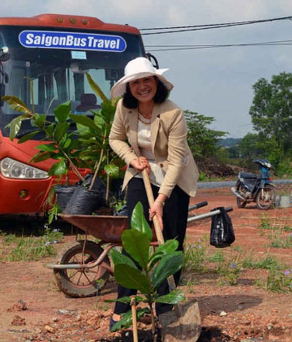 Bà Phan Thị Thắng - tân Giám đốc Sở Tài chính TPHCM, tham gia Lễ trồng cây tại TPHCM. 