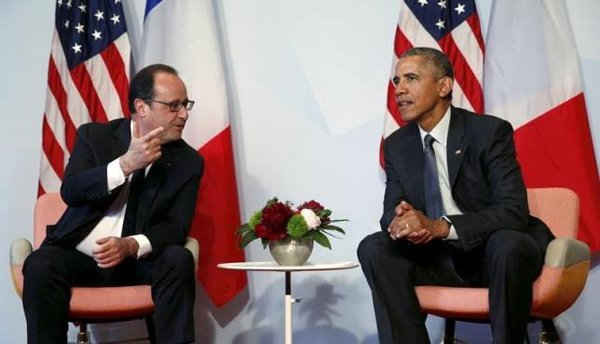 Tổng thống Mỹ Barack Obama (bên phải) và Tổng thống Pháp Francois Hollande thảo luận tại Hội nghị thượng đỉnh G7 ở thị trấn Bavarian, Kruen, Đức, ngày 8/6/2015. Ảnh: Reuters / Kevin Lamarque