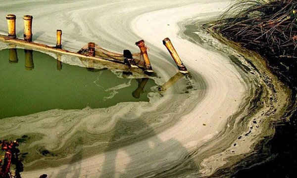 Chất thải công nghiệp ô nhiễm tạo ra ô nhiễm và độc hại sông Ganges sát Calcutta. nhà nước chặn Độ đã mang đi ra một plan nhằm làm sạch sẽ dòng sản phẩm sông vô năm 1985, tuy nhiên ko thực sự thành công xuất sắc. Những ngôi nhà môi trường thiên nhiên học tập nhận định rằng những tác dụng của sự việc ô nhiễm và độc hại này là tạo ra bị tiêu diệt người và sở hữu phạm vi lan rộng ra vì thế tác động cho tới khối hệ thống nước ngầm. Ảnh: Piyal Adhikary / EPA