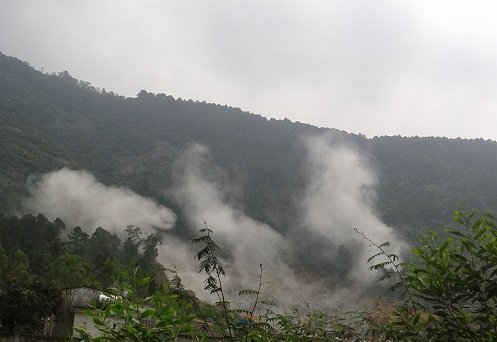 Nổ mìn khai thác đá tại khu vực núi Hồng Lĩnh