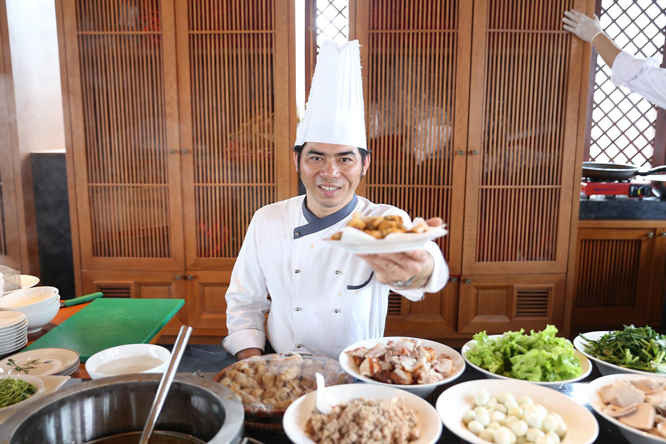 12 nghệ nhân góp mặt trong sự kiện đã thi triển hết những bí quyết nấu ăn với mong muốn trở thành quán quân của cuộc thi “Tôn vinh ẩm thực Việt”