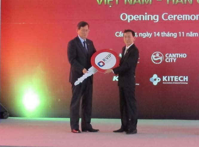 Ông Yoong Sang Jick, Bộ trưởng Bộ Thương mại Công nghiệp và Năng lượng Hàn Quốc trao biểu tượng chìa khóa bàn giao KVIP cho Chủ tịch UBND TP.Cần Thơ – Võ Thành Thống.