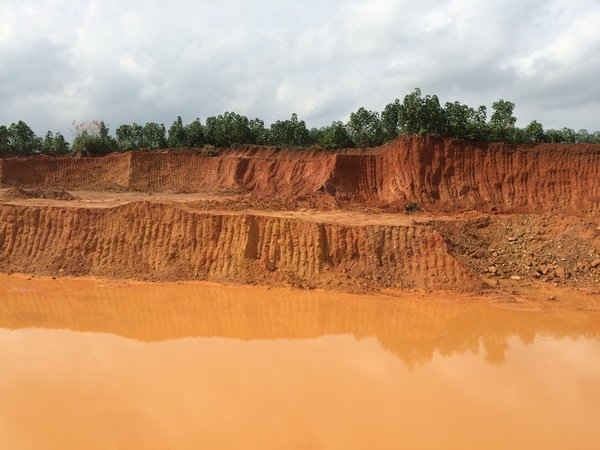 Mỏ khai thác ngay trên đầu khu dân cư, trời nắng bụi tạt về nhà dân.