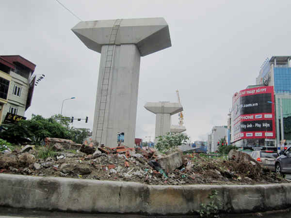 Thời gian gần đây, phế thải xây dựng được đổ thành đống dưới chân đường sắt trên cao đoạn qua phố Yên Lãng