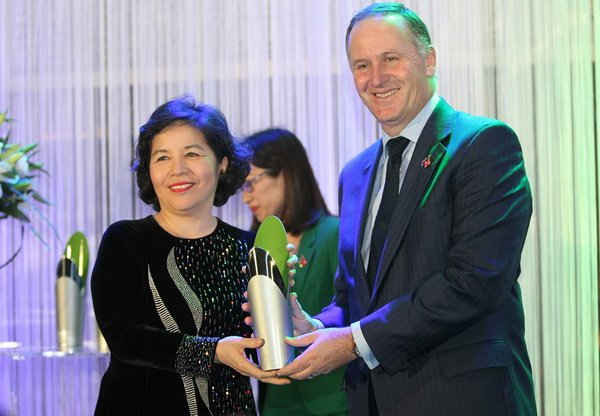 Thủ tướng John Key trao giải thưởng New Zealand ASEAN cho bà Mai Kiều Liên – Tổng Giám đốc Vinamilk