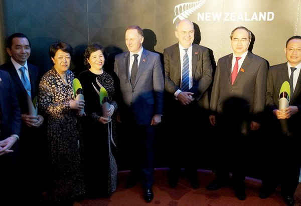 Bà Mai Kiều Liên - Tổng giám đốc Vinamilk chụp hình lưu niệm với Thủ tướng New Zealand John Key, Uỷ viên Bộ Chính trị – Chủ tịch Uỷ ban Mặt trận Tổ quốc Việt Nam Nguyễn Thiện Nhân và các cá nhân được nhận giải