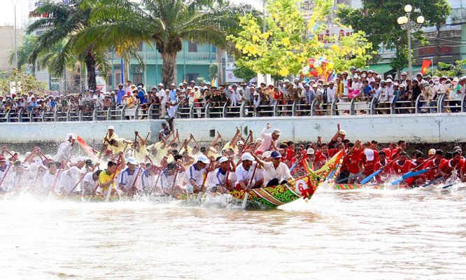 -	Đua ghe ngo là môn thể thao tập thể truyền thống lâu đời của đồng bào dân tộc Khmer Nam Bộ