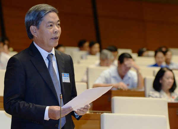 Ủy viên BCH Trung ương Đảng - Bộ trưởng Bộ TN&MT Nguyễn Minh Quang trả lời chất vấn tại Quốc hội khóa XIII sáng 18/11. Ảnh: Nguyễn Đình Nam