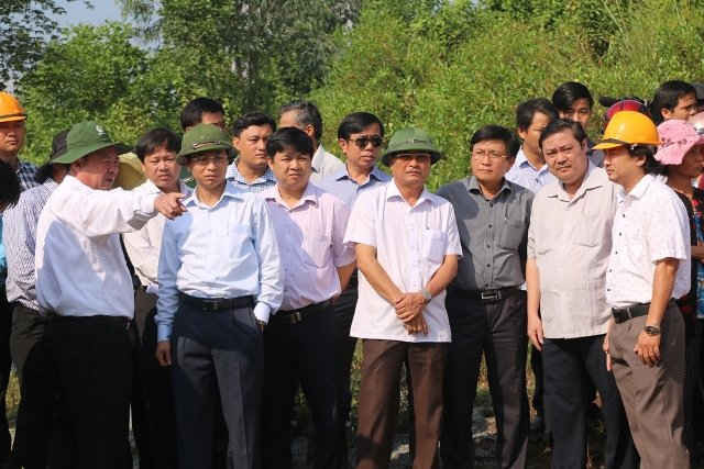 Bí thư Thành ủy Đà Nẵng Nguyễn Xuân Anh cùng lãnh đạo các sở, ban ngành đi kiểm tra thực tế tại bãi rác Khánh Sơn
