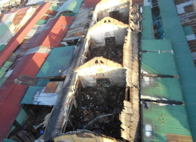 Nhiều gian hàng tại chợ thị trấn Đắk Mil đã bị thiêu rụi