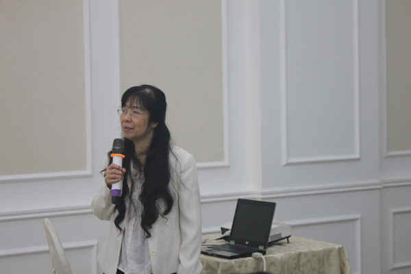 Bà Tạ Thị Minh Lý, Chủ tịch Hội bảo trợ tư pháp cho người nghèo Việt Nam phát biểu tại Hội thảo