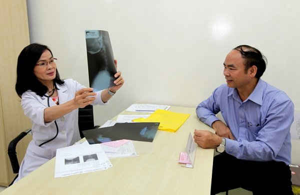 Bác sĩ Ngô Kim Hải  khám và tư vấn miễn phí về bệnh đái tháo đường cho khách hàng 