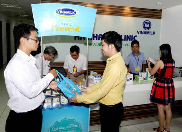 Phòng khám Đa khoa An Khang phối hợp với Vinamilk tặng sữa cho khách hàng