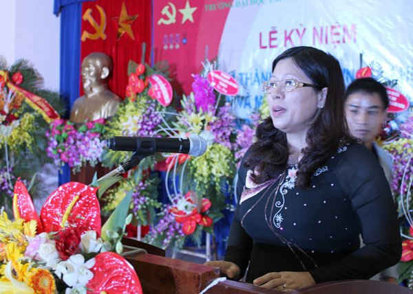 Thứ trưởng Bộ TN&MT Nguyễn Thị Phương Hoa phát biểu với thầy nhà trò nhà trường trong Lễ kỷ niệm 5 năm thành lập và đón Huân chương Lao động hạng Nhì