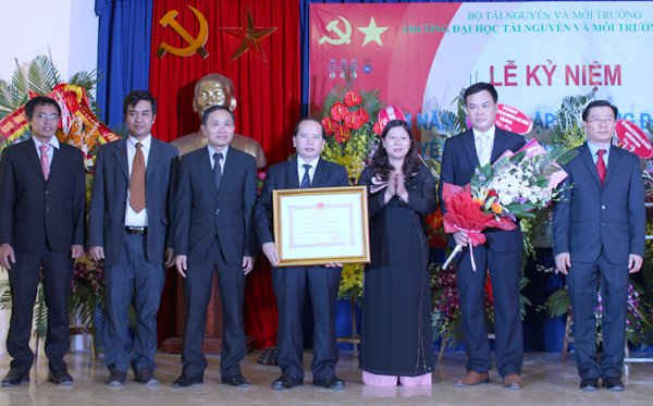 Thừa ủy quyền của Chủ tịch nước Thứ trưởng Nguyễn Thị Phương Hoa trao Huân chương Lao động hạng Nhì cho Đại học TN&MT Hà Nội