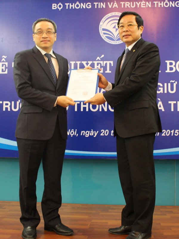 Bộ trưởng Bộ Thông tin và Truyền thông Nguyễn Bắc Son (bên phải) ttrao Quyết định bổ nhiệm của Thủ tướng Chính phủ cho tân Thứ trưởng Phan Tâm