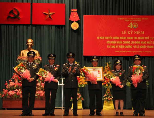 Tổng Thanh tra Chính phủ Huỳnh Phong Tranh trao tặng Huân chương Lao động hạng Nhất lần 2 cho ngành Thanh tra TP. Hồ Chí Minh. 
