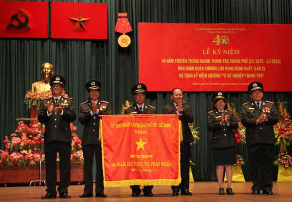 Lãnh đạo ngành Thanh tra TP. Hồ Chí Minh đón nhận Cờ truyền thống 40 năm xây dựng và trưởng thành.
