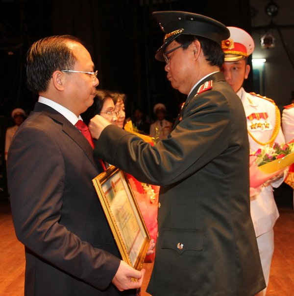 Tổng Thanh tra Chính phủ Huỳnh Phong Tranh tặng Kỷ niệm chương vì sự nghiệp Thanh tra cho lãnh đạo Thành ủy, UBND TP. Hồ Chí Minh.
