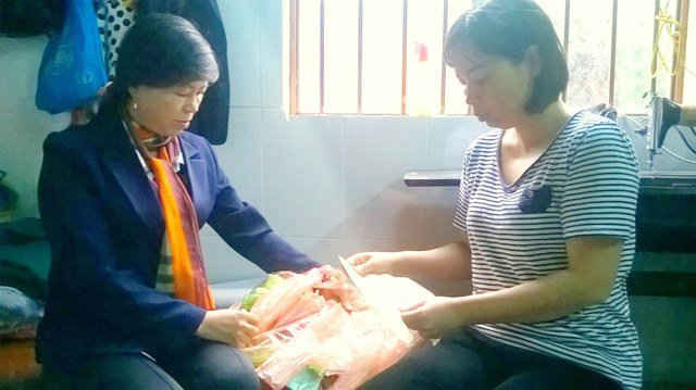 Chị em phụ nữ phường Quảng Phú phân loại túi nilon để tái sử dụng