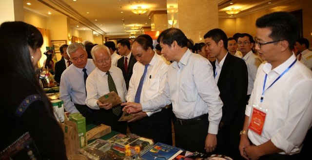 Phó Thủ tướng Nguyễn Xuân Phúc thăm gian hàng trưng bày các sản phẩm vùng Tây Bắc