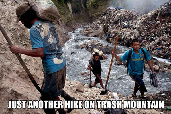  Những người đàn ông mang theo xẻng và bao tải chứa kim loại phế liệu được thu nhặt từ các vùng nước bị ô nhiễm tại một trong những bãi rác lớn nhất ở thành phố Guatemala của Guatemala. Ảnh: Rodrigo Abd / AP