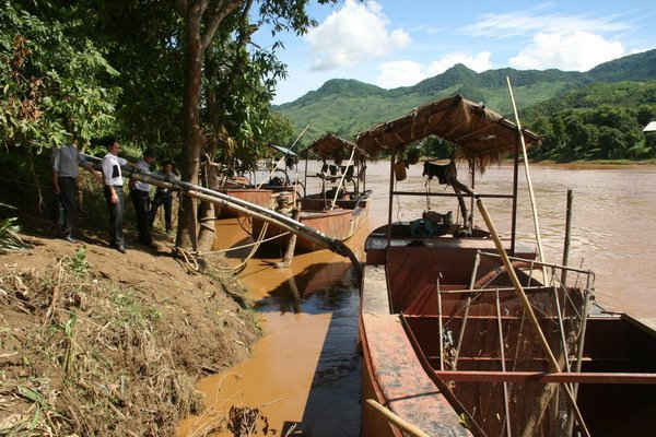 Đoàn kiểm tra liên ngành do Sở TN&MT Sơn La chủ trì, tiến hành kiểm tra hoạt động khai thác cát trái phép tại sông Mã, huyện Sông Mã.